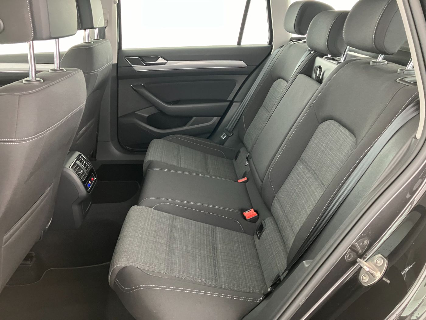 VW Passat Variant 2.0 TDI BMT Business | Bild 25 von 31