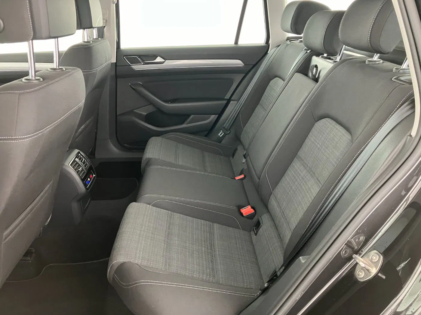 VW Passat Variant 2.0 TDI BMT Business | Bild 25 von 31