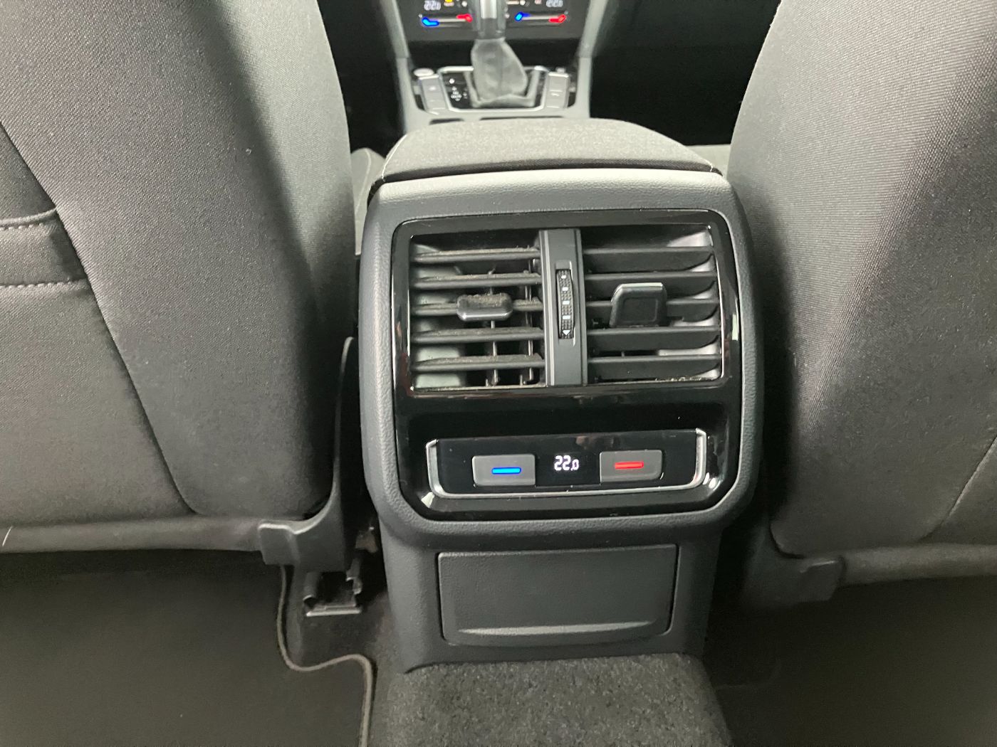 VW Passat Variant 2.0 TDI BMT Business | Bild 26 von 31