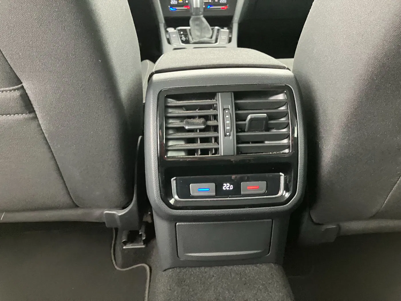 VW Passat Variant 2.0 TDI BMT Business | Bild 26 von 31