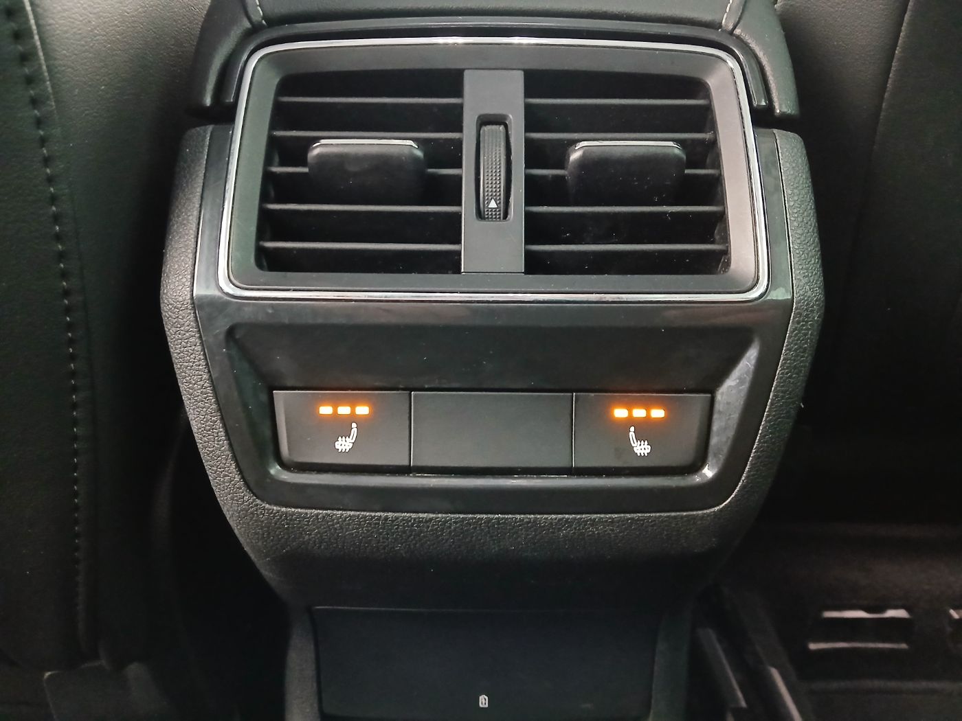 Skoda Karoq 1.0TSI Style Limited DSG | Bild 27 von 31