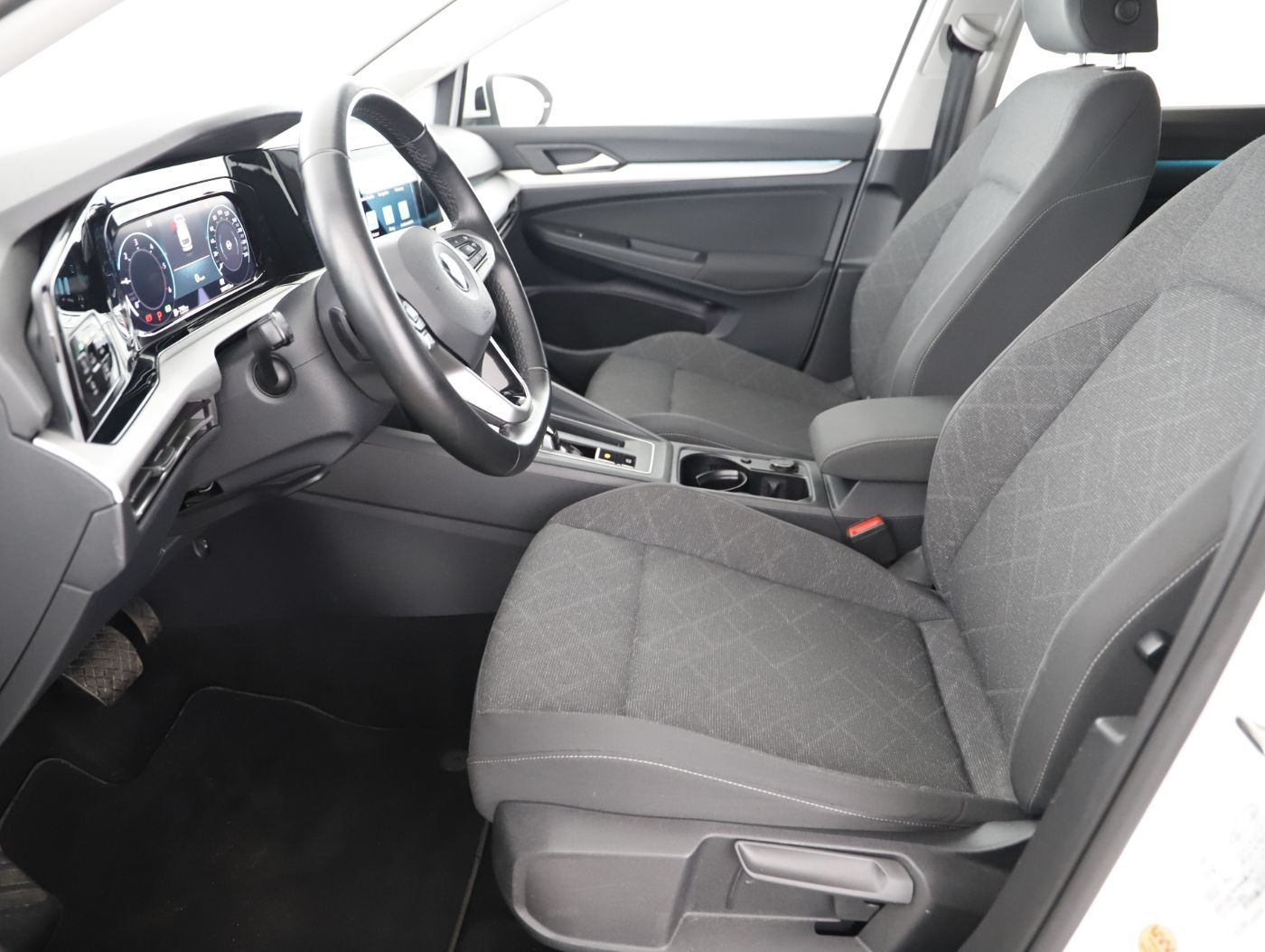 VW Golf VIII Var. 2.0 TDI Life DSG | Bild 14 von 27