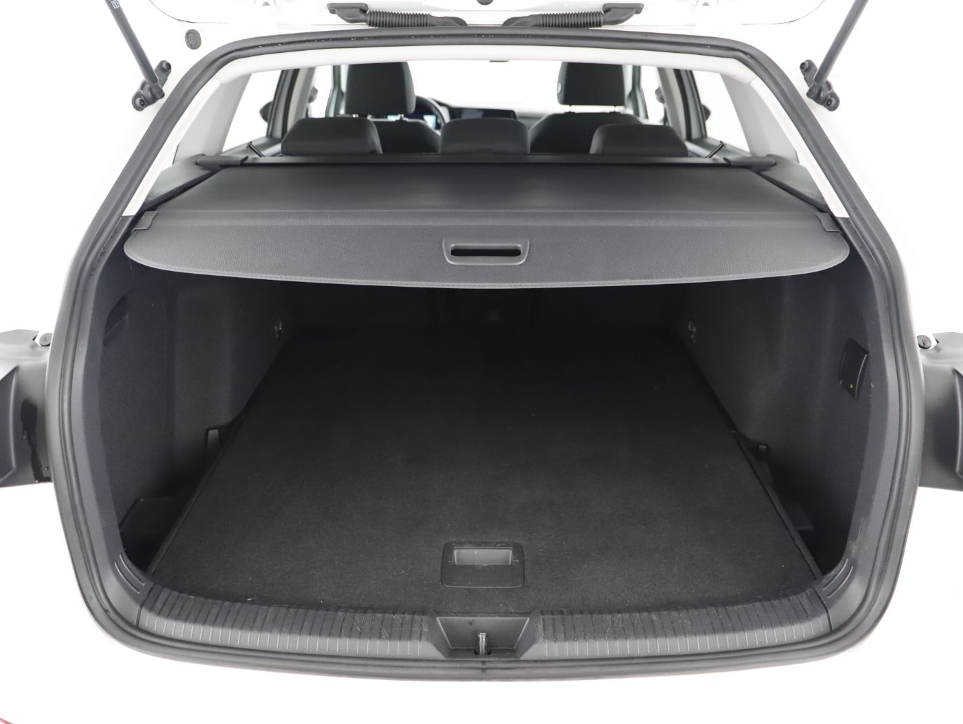 VW Golf VIII Var. 2.0 TDI Life DSG | Bild 26 von 27