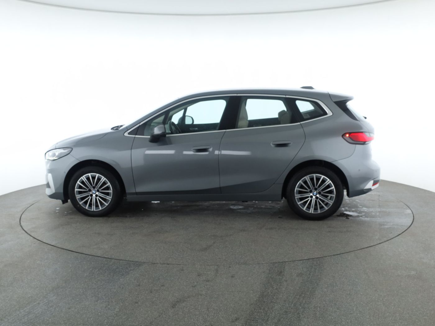 BMW 218d Active Tourer Luxury Line | Bild 29 von 31