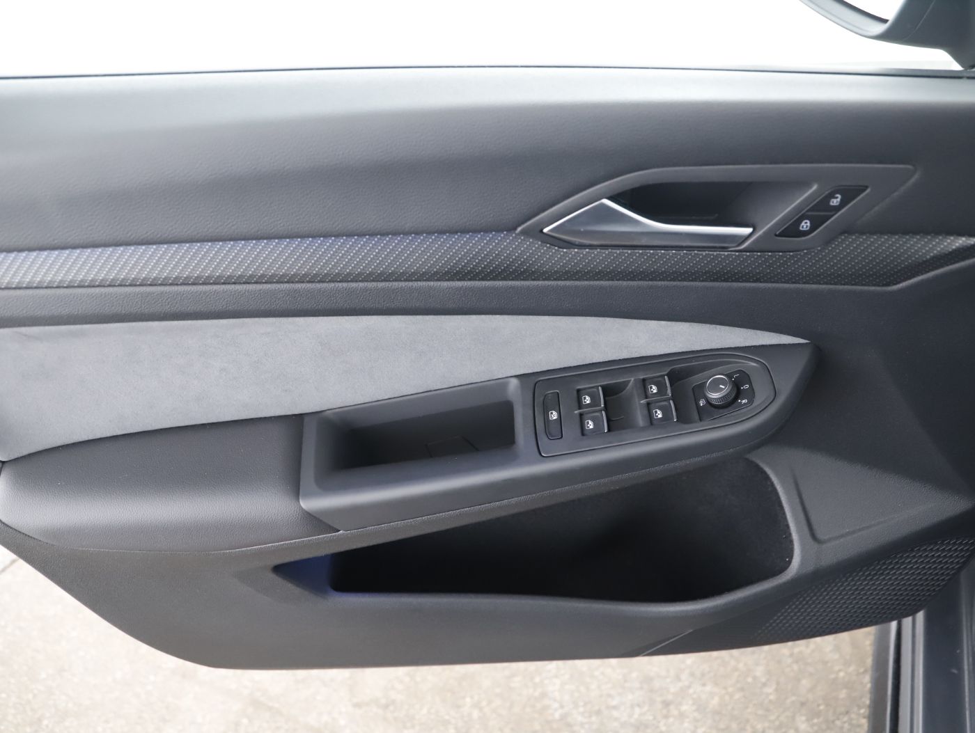 VW Golf VIII Var. 2.0 TDI R-Line DSG | Bild 9 von 24