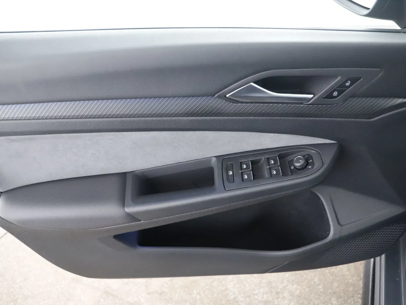 VW Golf VIII Var. 2.0 TDI R-Line DSG | Bild 9 von 24