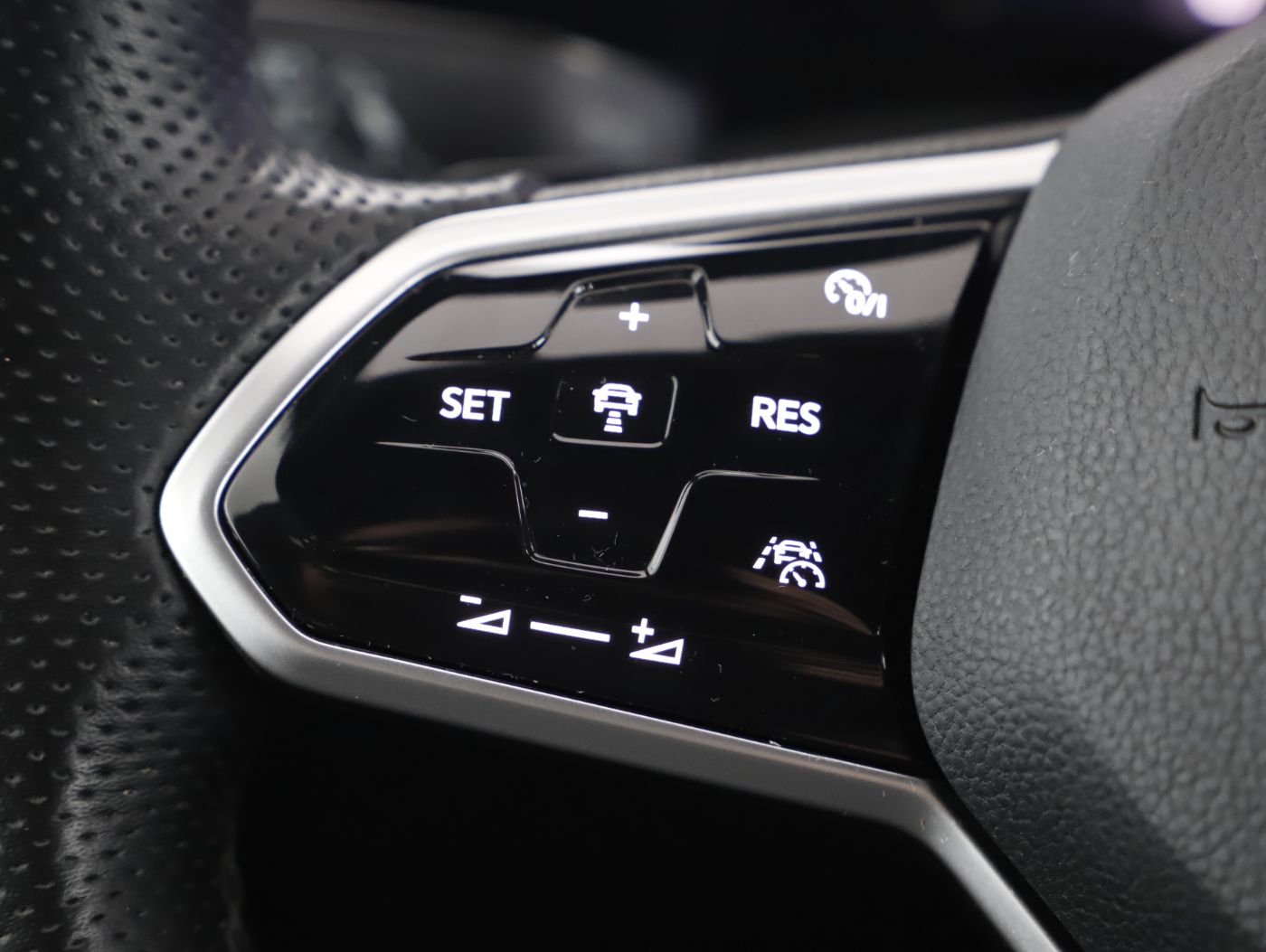 VW Golf VIII Var. 2.0 TDI R-Line DSG | Bild 12 von 24