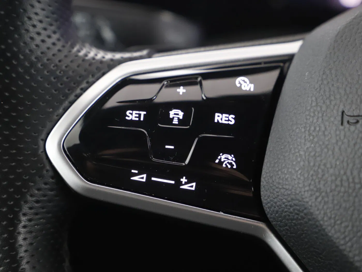 VW Golf VIII Var. 2.0 TDI R-Line DSG | Bild 12 von 24