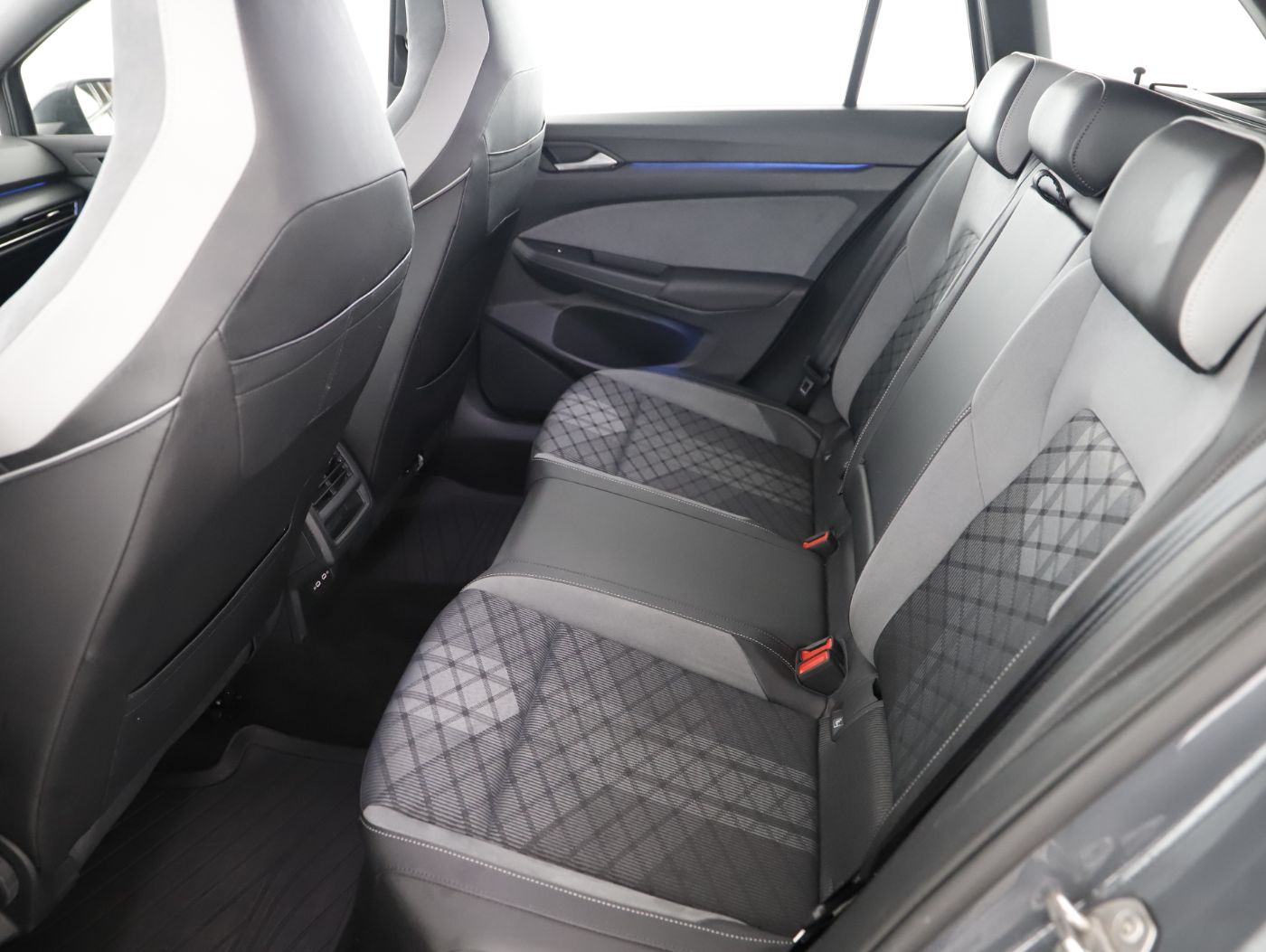 VW Golf VIII Var. 2.0 TDI R-Line DSG | Bild 15 von 24