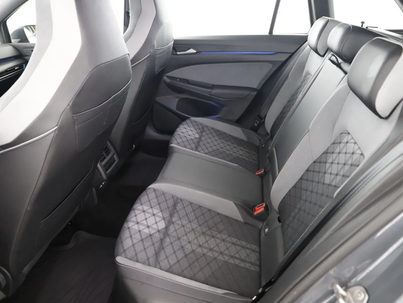 VW Golf VIII Var. 2.0 TDI R-Line DSG | Bild 15 von 24