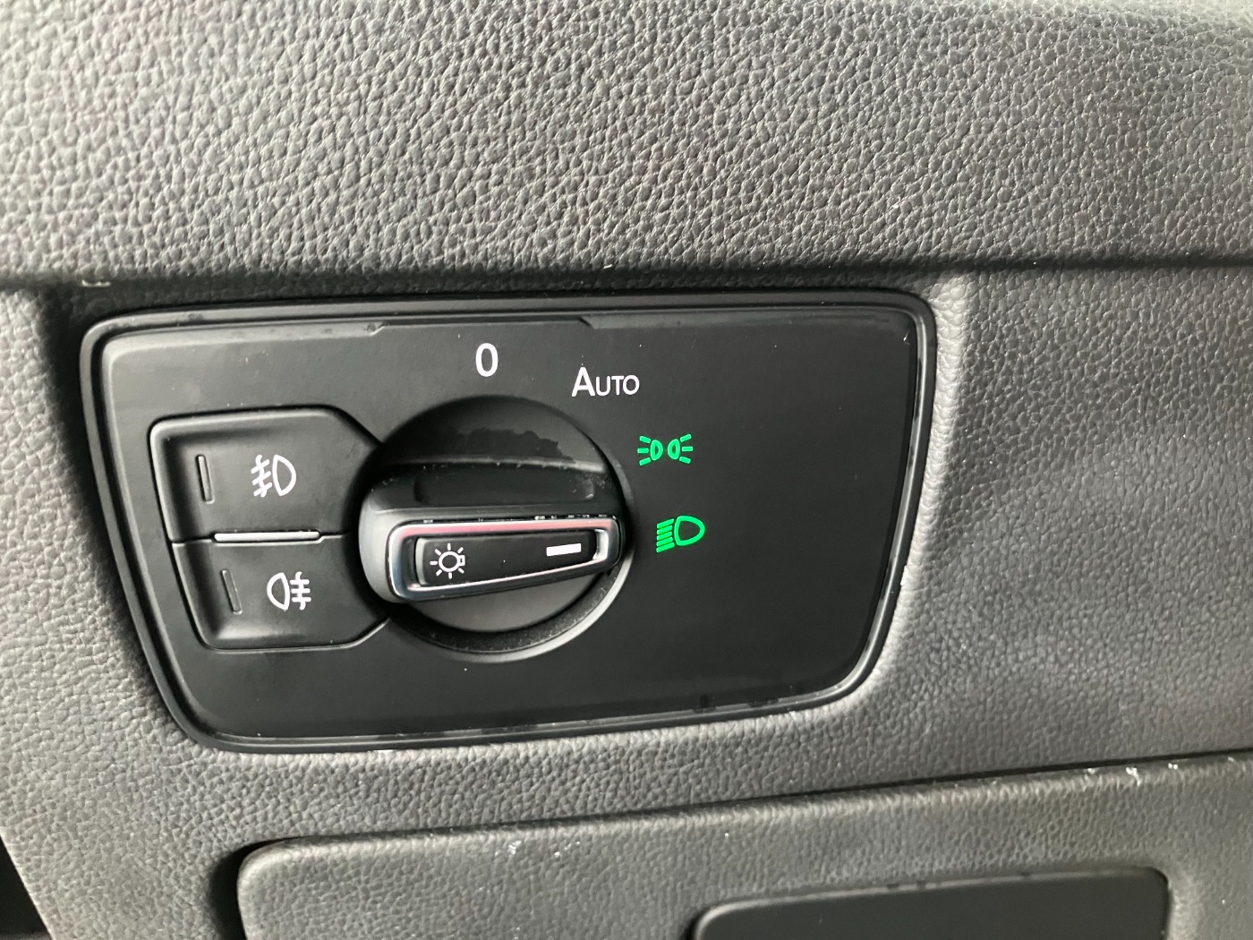 VW Passat Variant 2.0 TDI 4Motion BMT Business | Bild 13 von 27