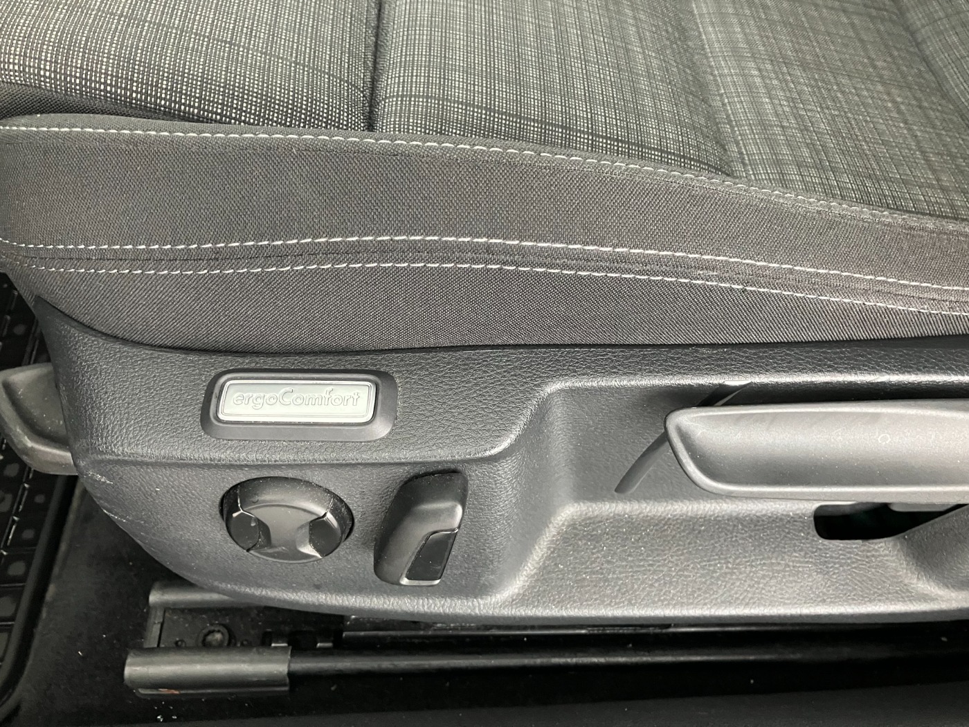 VW Passat Variant 2.0 TDI 4Motion BMT Business | Bild 15 von 27