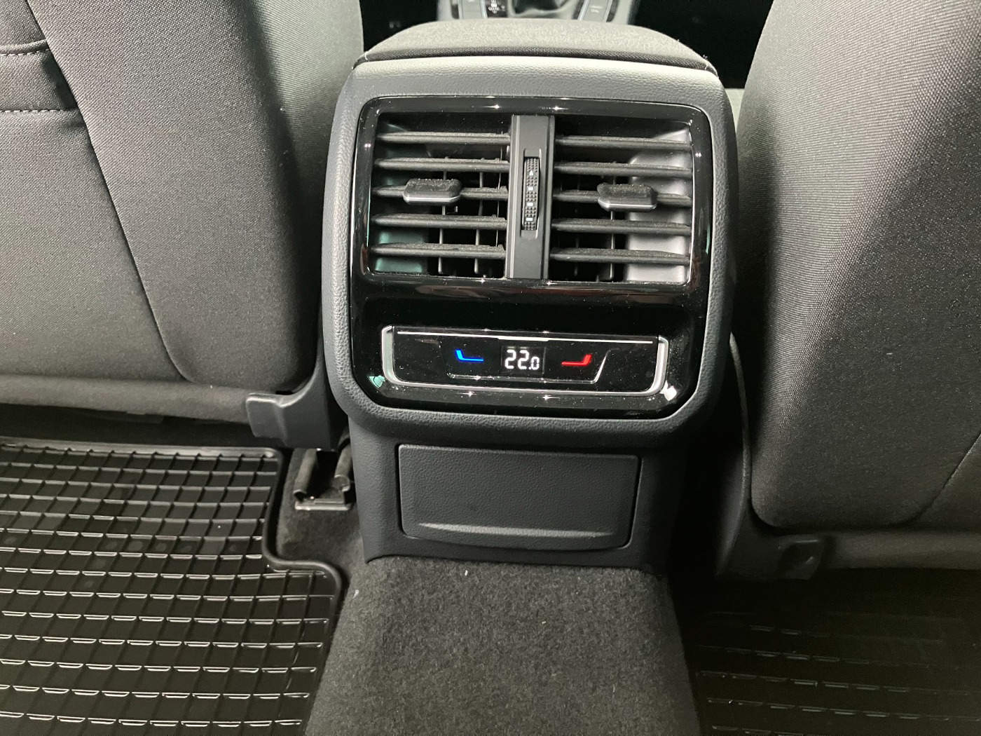 VW Passat Variant 2.0 TDI 4Motion BMT Business | Bild 25 von 27