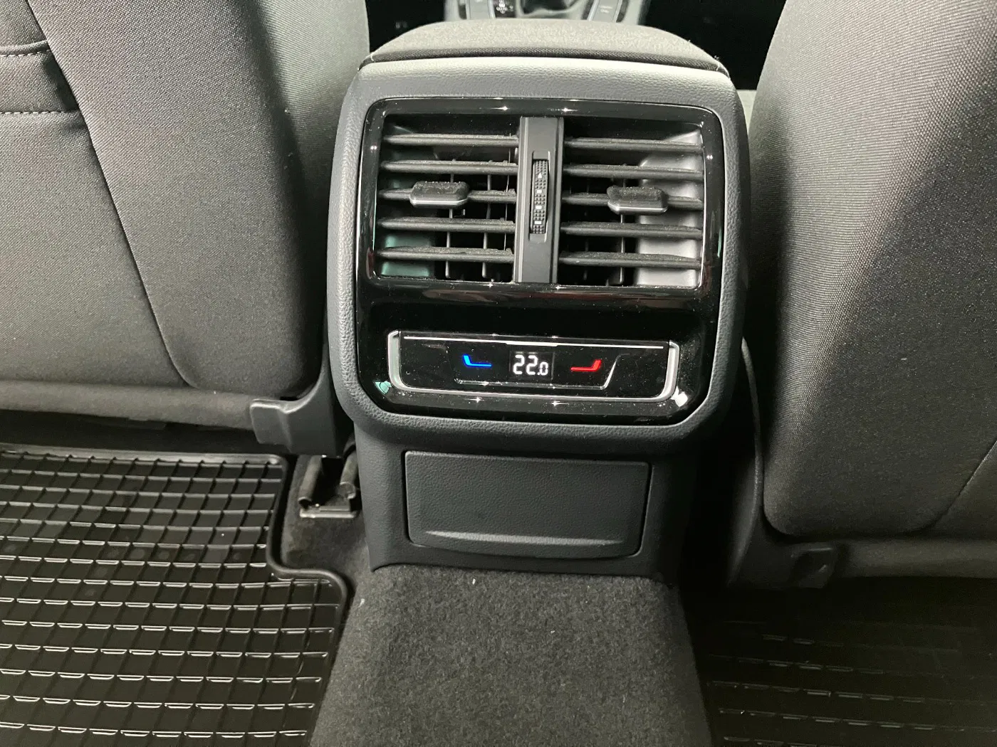 VW Passat Variant 2.0 TDI 4Motion BMT Business | Bild 25 von 27