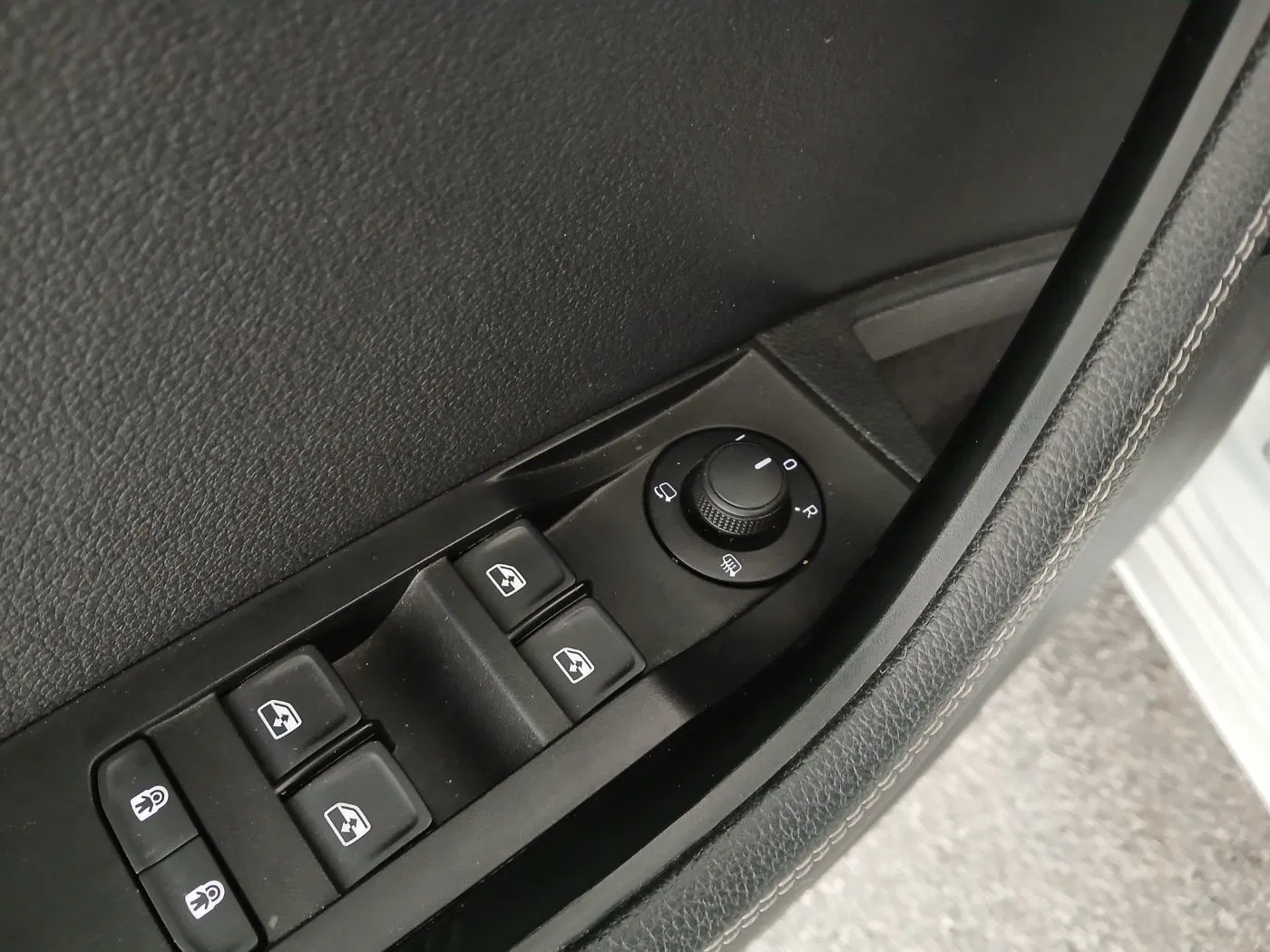 Skoda Superb Combi 2.0 TDI Style DSG | Bild 12 von 26