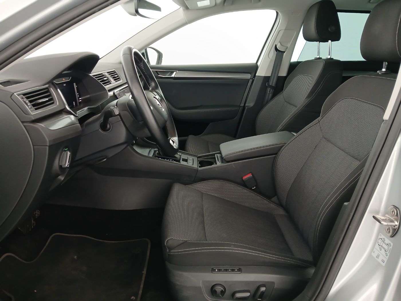 Skoda Superb Combi 2.0 TDI Style DSG | Bild 14 von 26