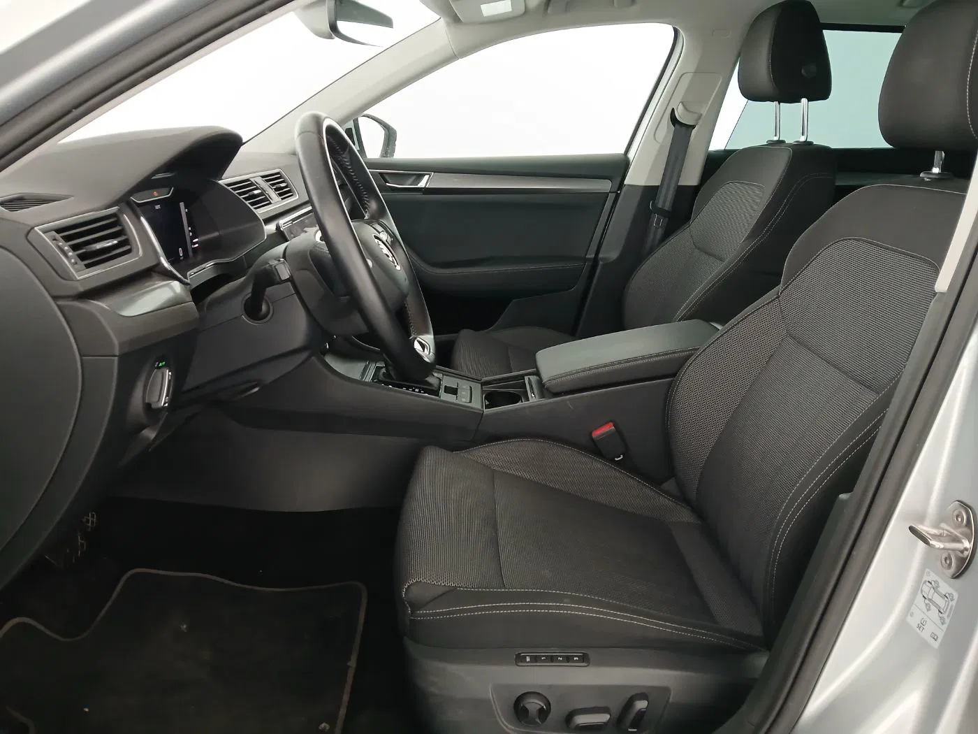 Skoda Superb Combi 2.0 TDI Style DSG | Bild 14 von 26