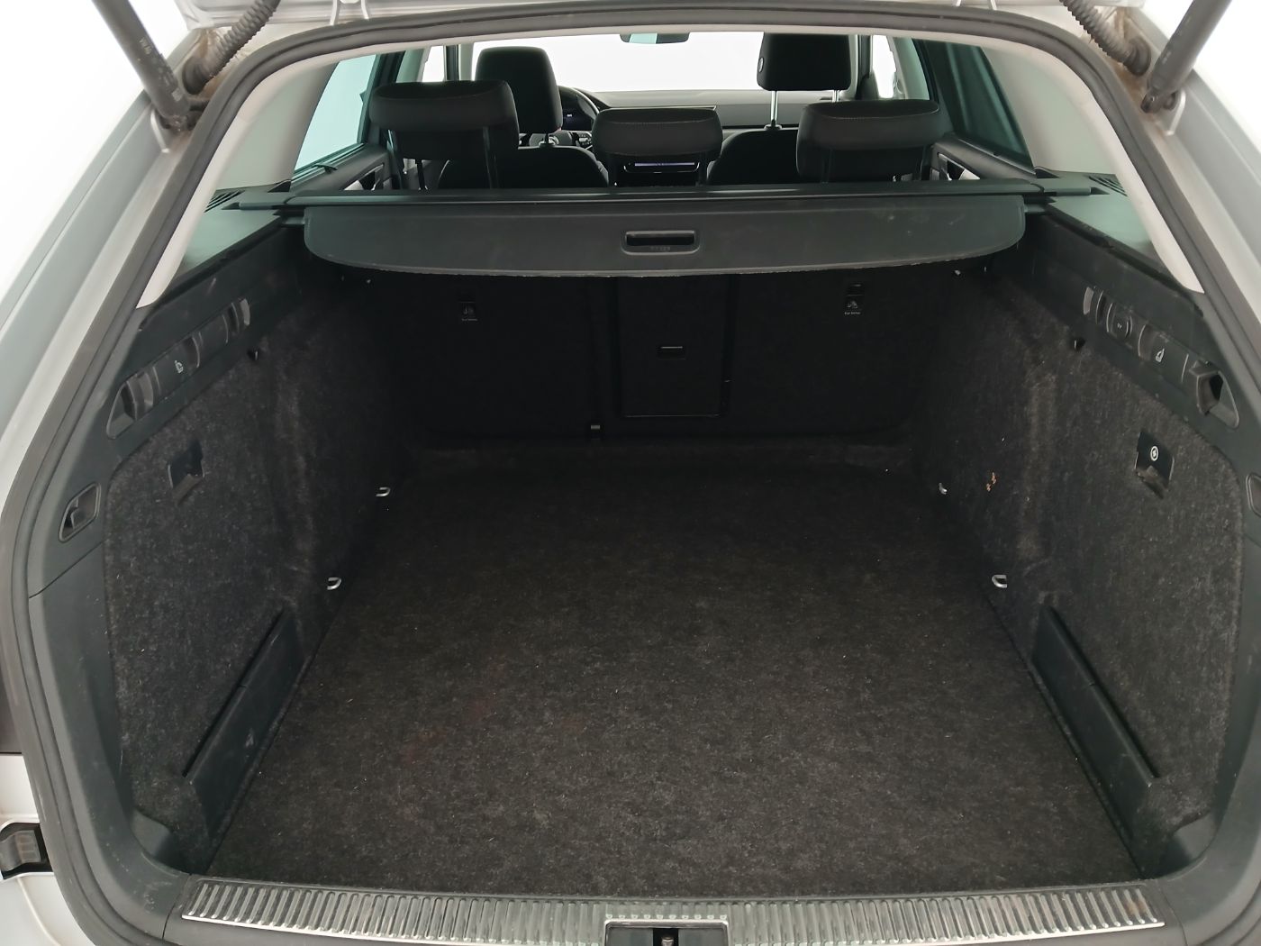 Skoda Superb Combi 2.0 TDI Style DSG | Bild 25 von 26