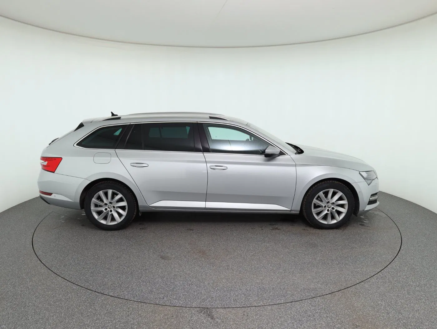 Skoda Superb Combi 2.0 TDI Style DSG | Bild 5 von 26