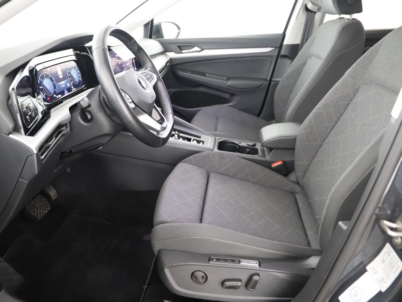 VW Golf VIII Var. 2.0 TDI Life DSG | Bild 14 von 28