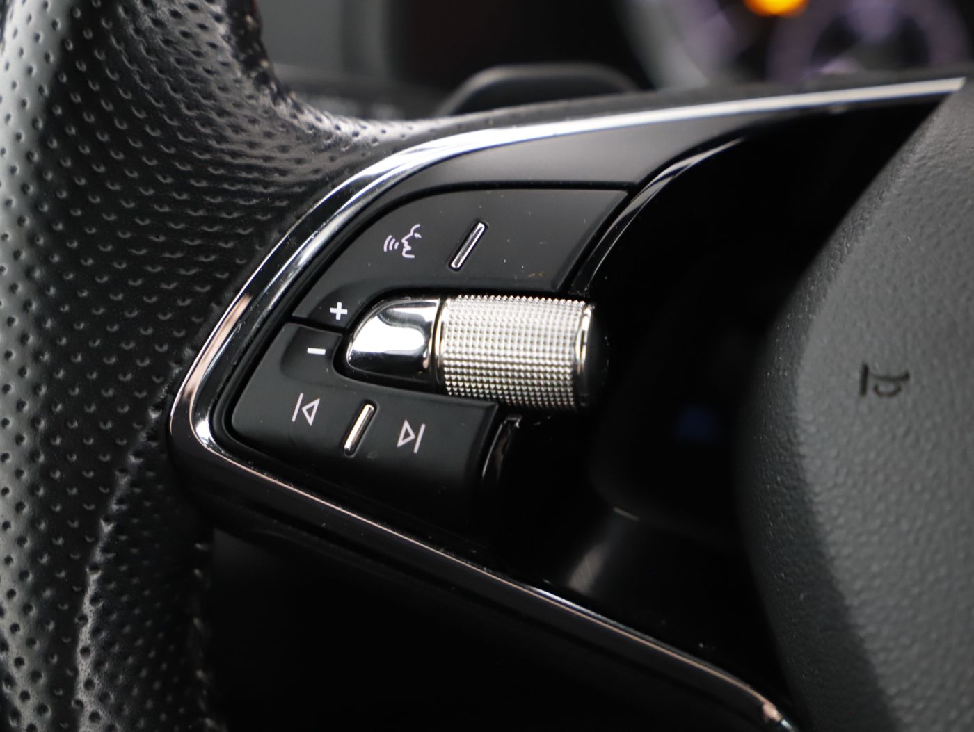 Skoda Karoq 2.0 TDI 4x4 Sportl. DSG | Bild 18 von 27