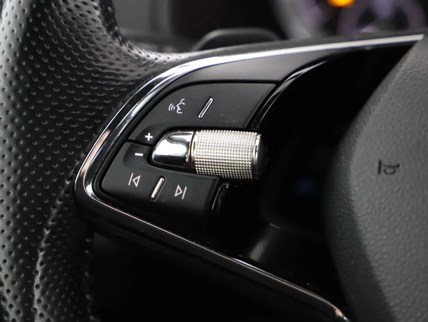 Skoda Karoq 2.0 TDI 4x4 Sportl. DSG | Bild 18 von 27