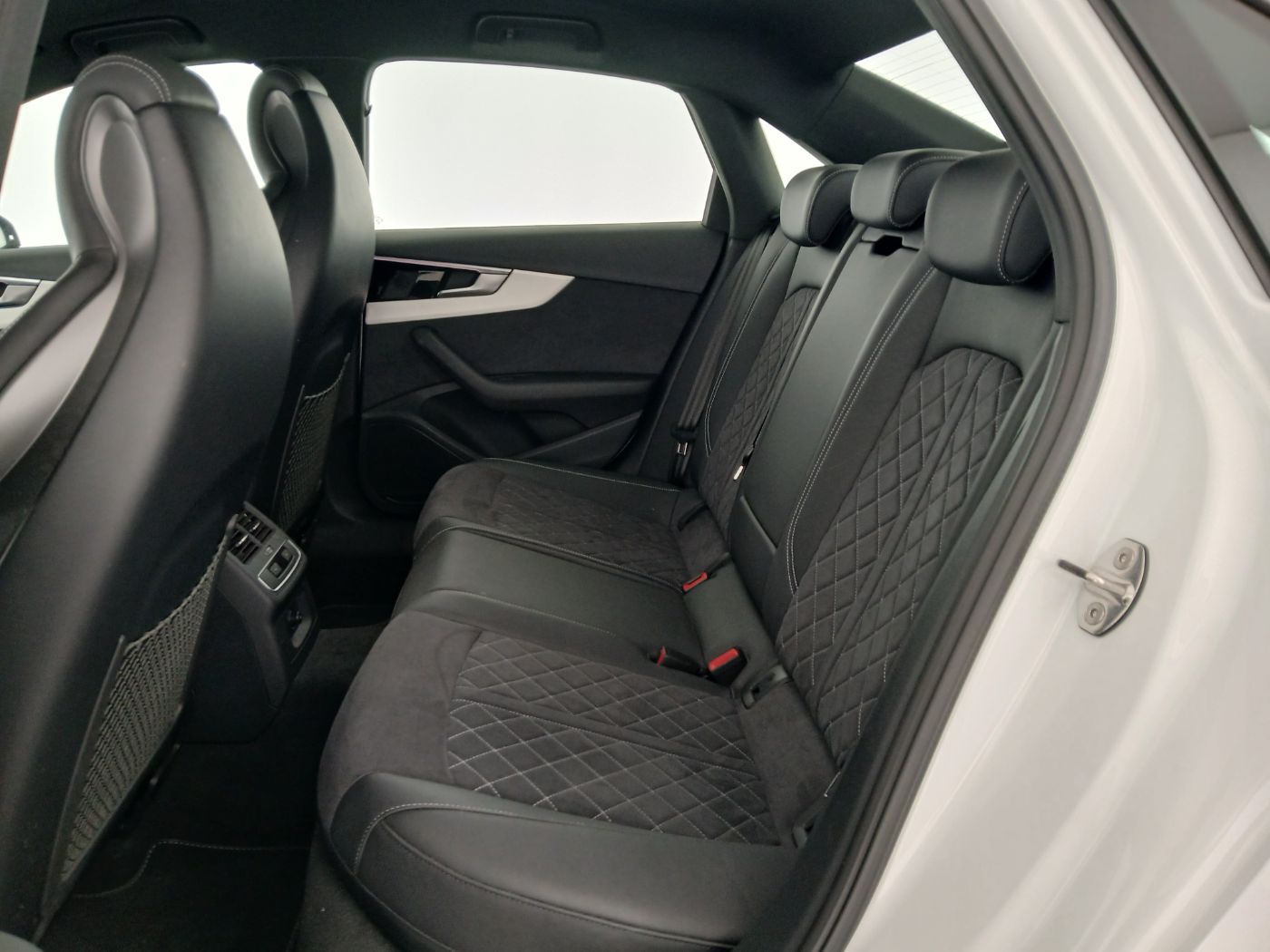 Audi A4 35 TFSI S-Line Aut. | Bild 24 von 25