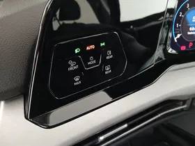 VW Golf VIII Var. 1.0 eTSI Life DSG | Thumbnail 13 von 26