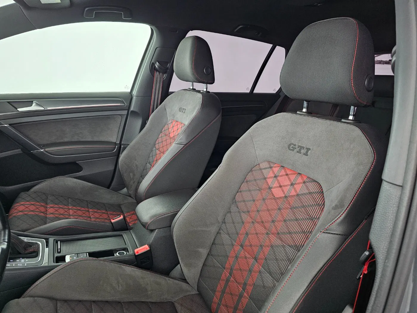 VW Golf VII 2.0 TSI GTI TCR DSG | Bild 15 von 26