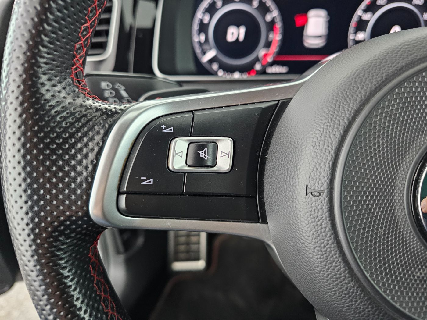 VW Golf VII 2.0 TSI GTI TCR DSG | Bild 18 von 26