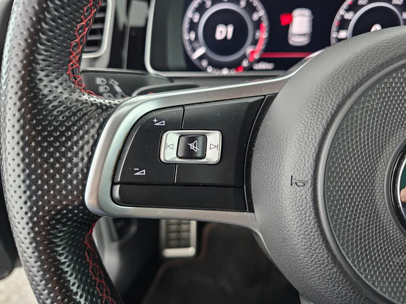 VW Golf VII 2.0 TSI GTI TCR DSG | Bild 18 von 26