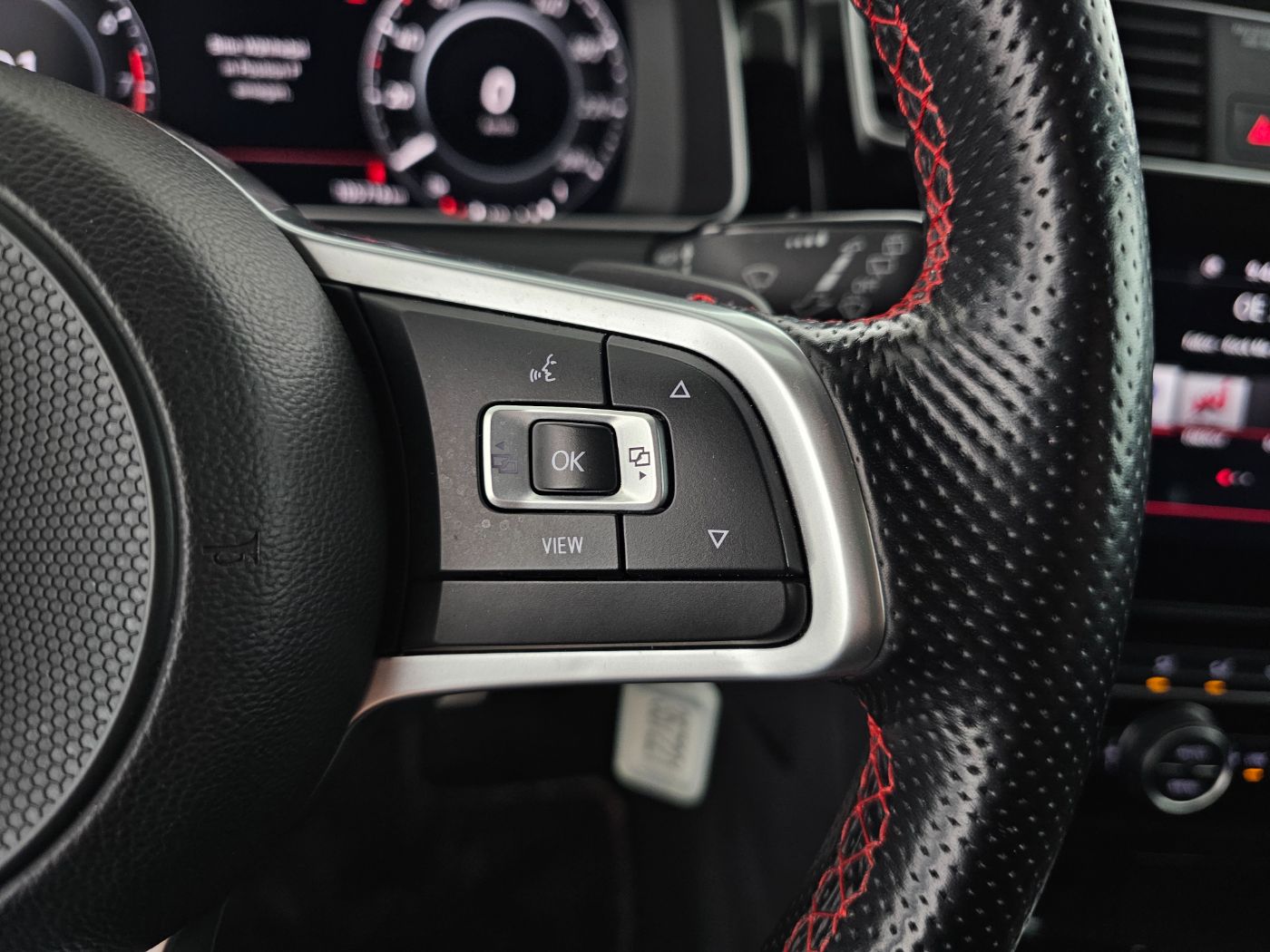 VW Golf VII 2.0 TSI GTI TCR DSG | Bild 19 von 26