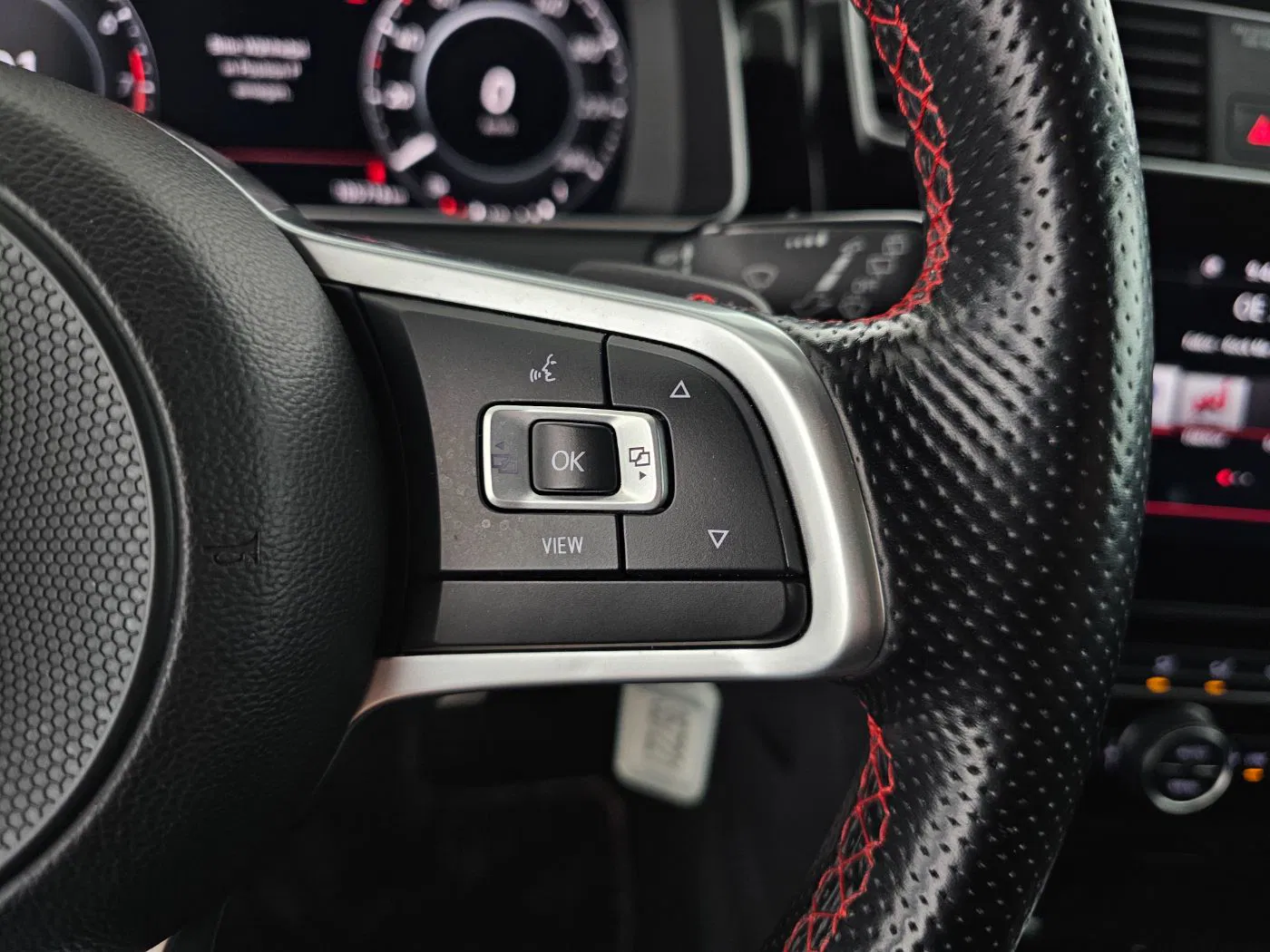 VW Golf VII 2.0 TSI GTI TCR DSG | Bild 19 von 26