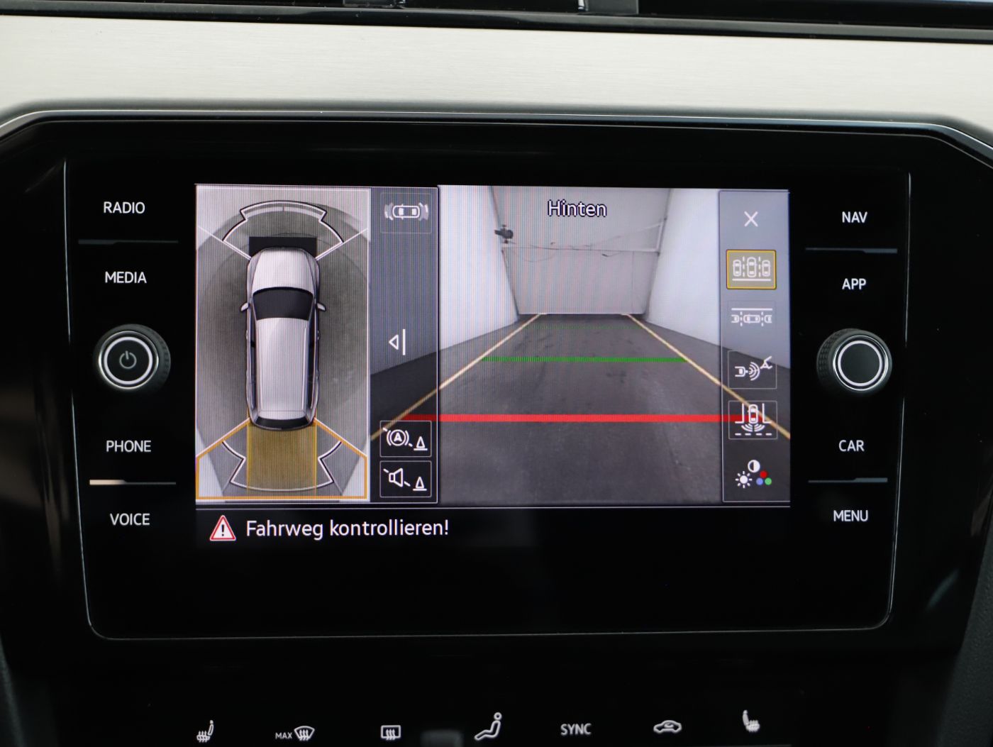 VW Passat Var. 2.0 TDI 4Mot. Eleg. DSG | Bild 19 von 26