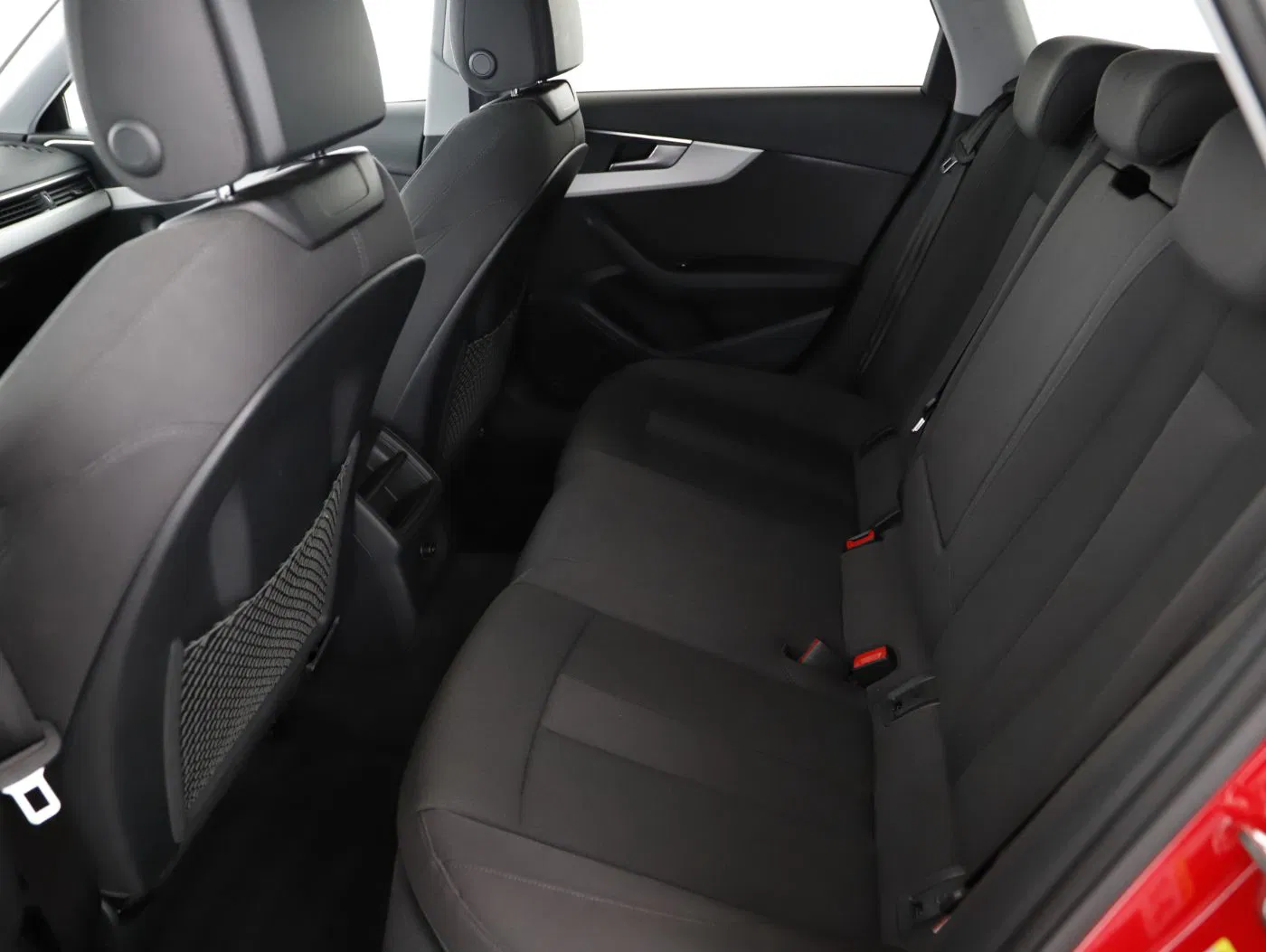 Audi A4 Avant 35 TDI S-Line | Bild 23 von 26