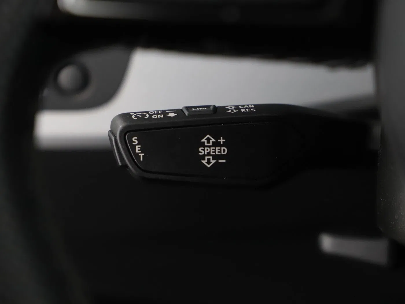 Audi A4 30 TDI S-LINE | Bild 16 von 25