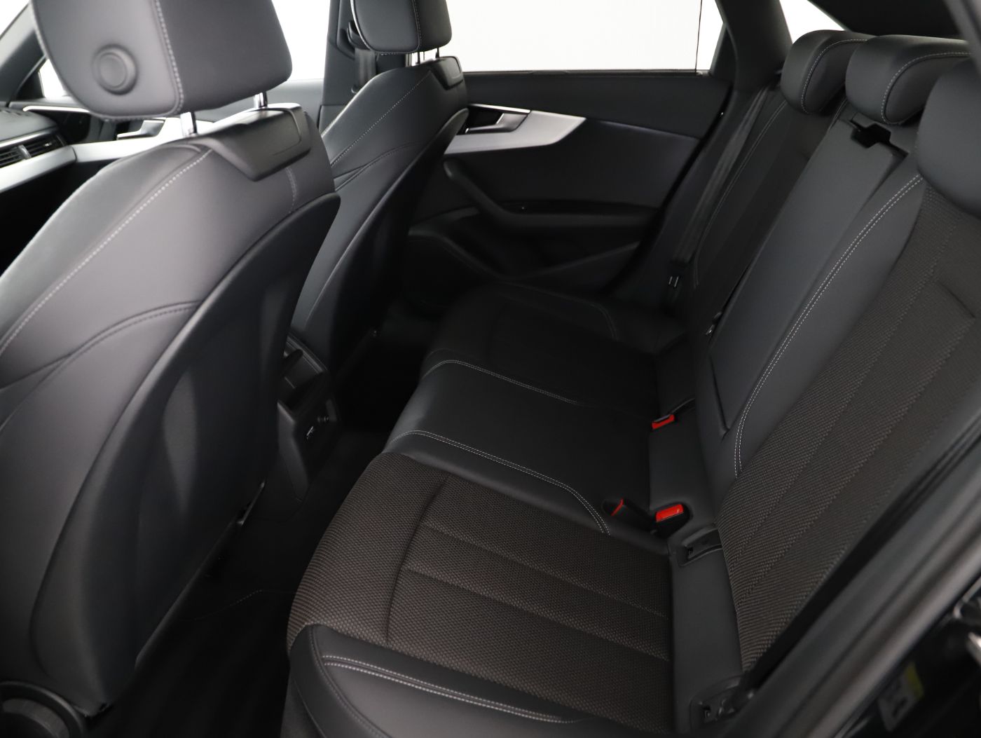 Audi A4 35 TFSI S-Line Aut. | Bild 26 von 28