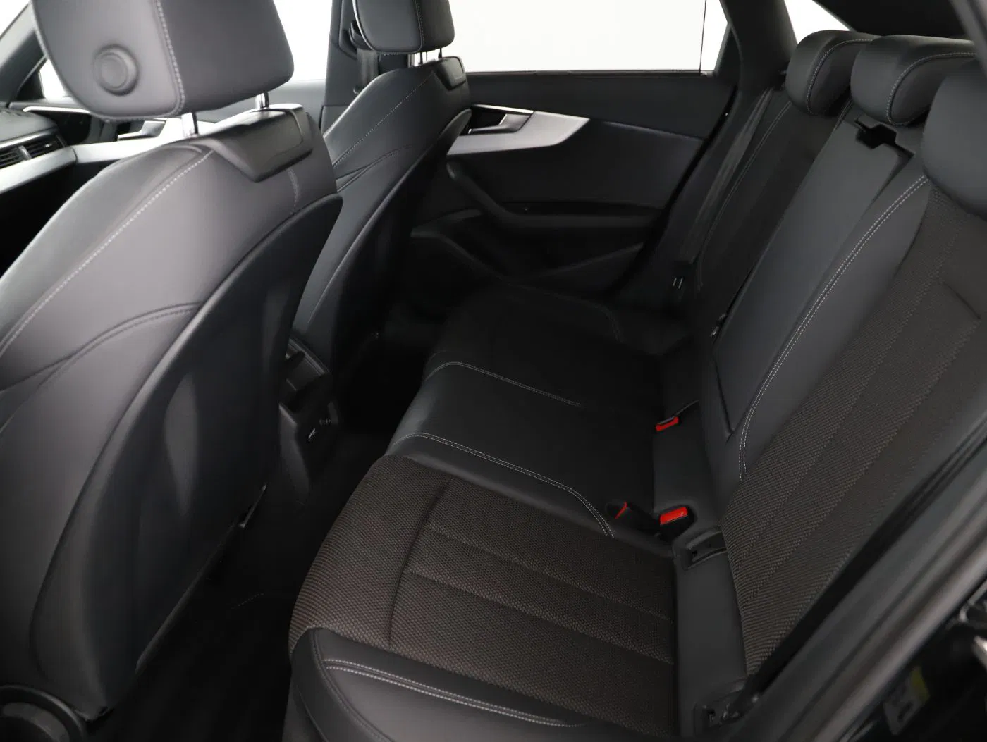 Audi A4 35 TFSI S-Line Aut. | Bild 26 von 28