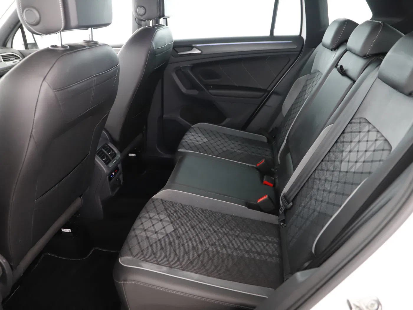 VW Tiguan 2.0 TDI BMT R-Line | Bild 23 von 25