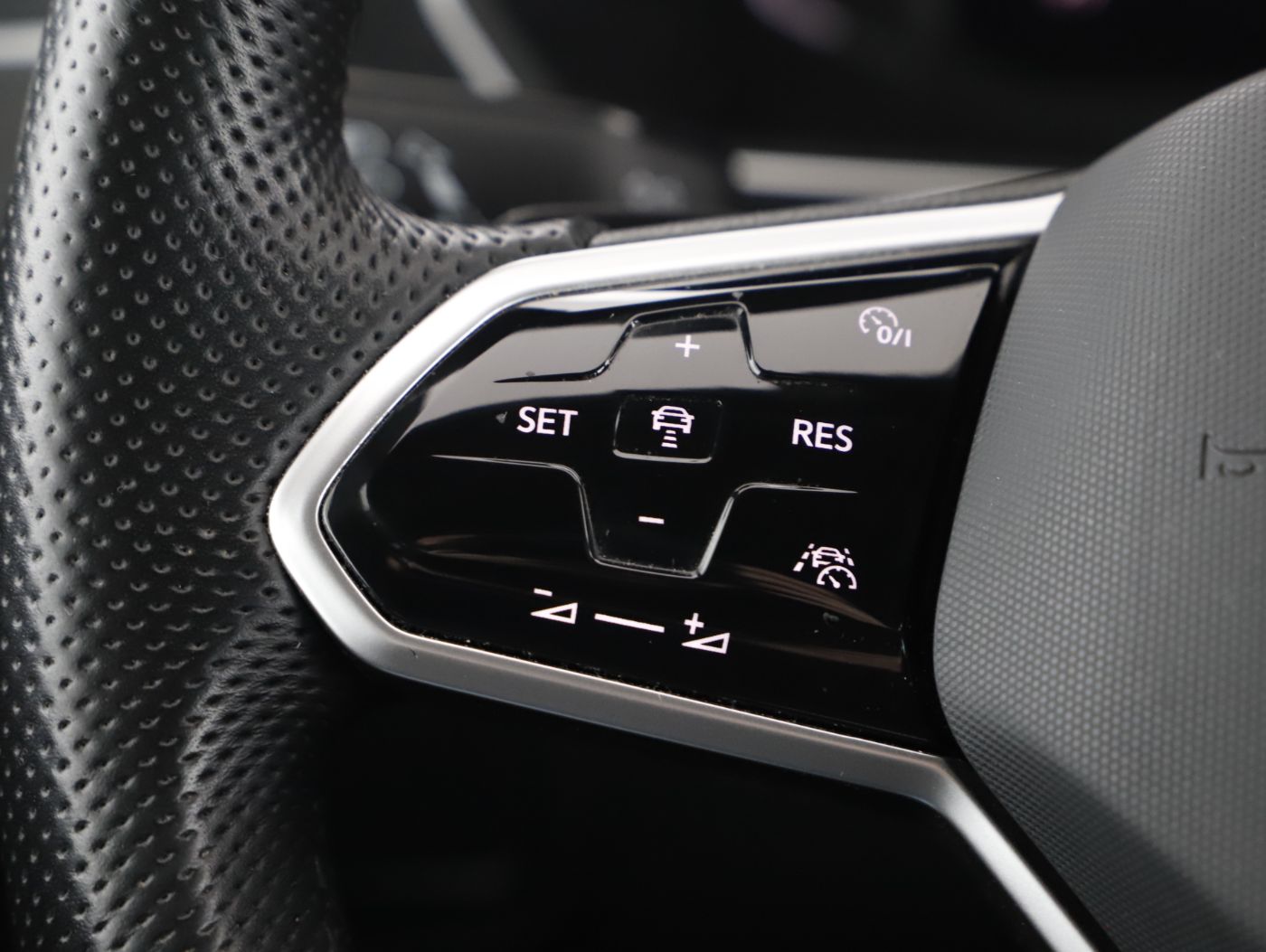 VW Tiguan 2.0 TDI BMT R-Line | Bild 14 von 25