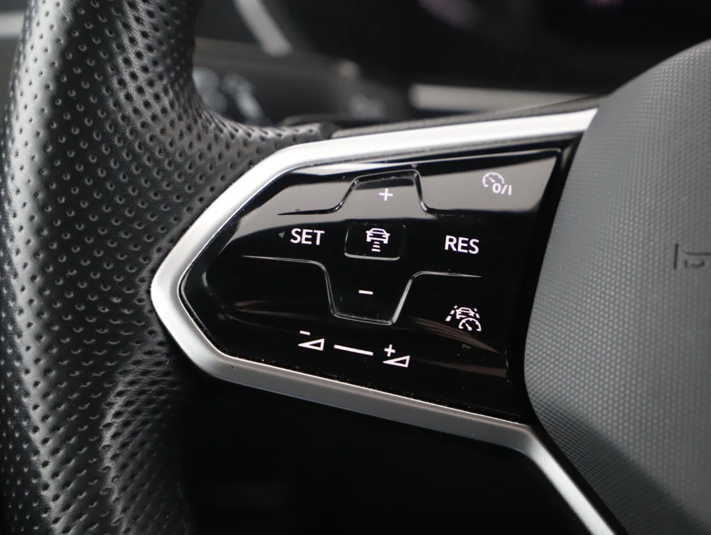 VW Tiguan 2.0 TDI BMT R-Line | Bild 14 von 25