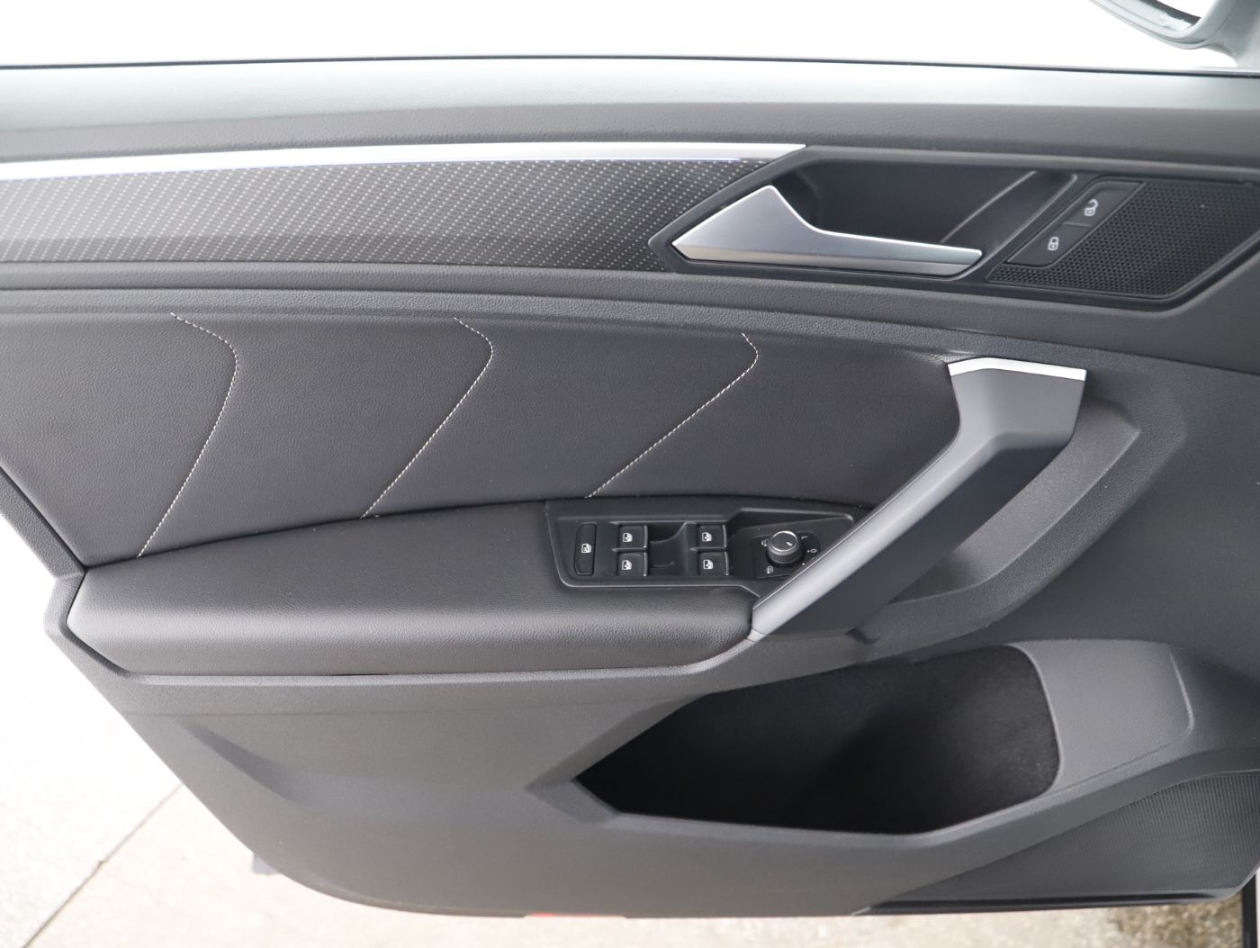 VW Tiguan 2.0 TDI BMT R-Line | Bild 9 von 25