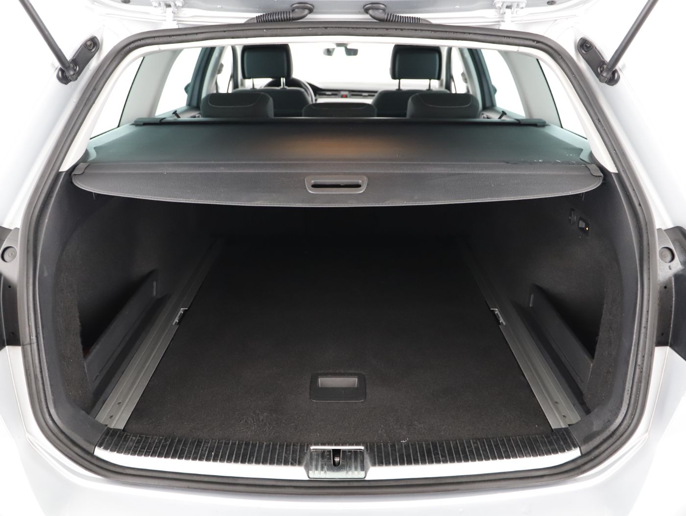 VW Passat Variant 2.0 TDI 4Motion BMT Business | Bild 24 von 27
