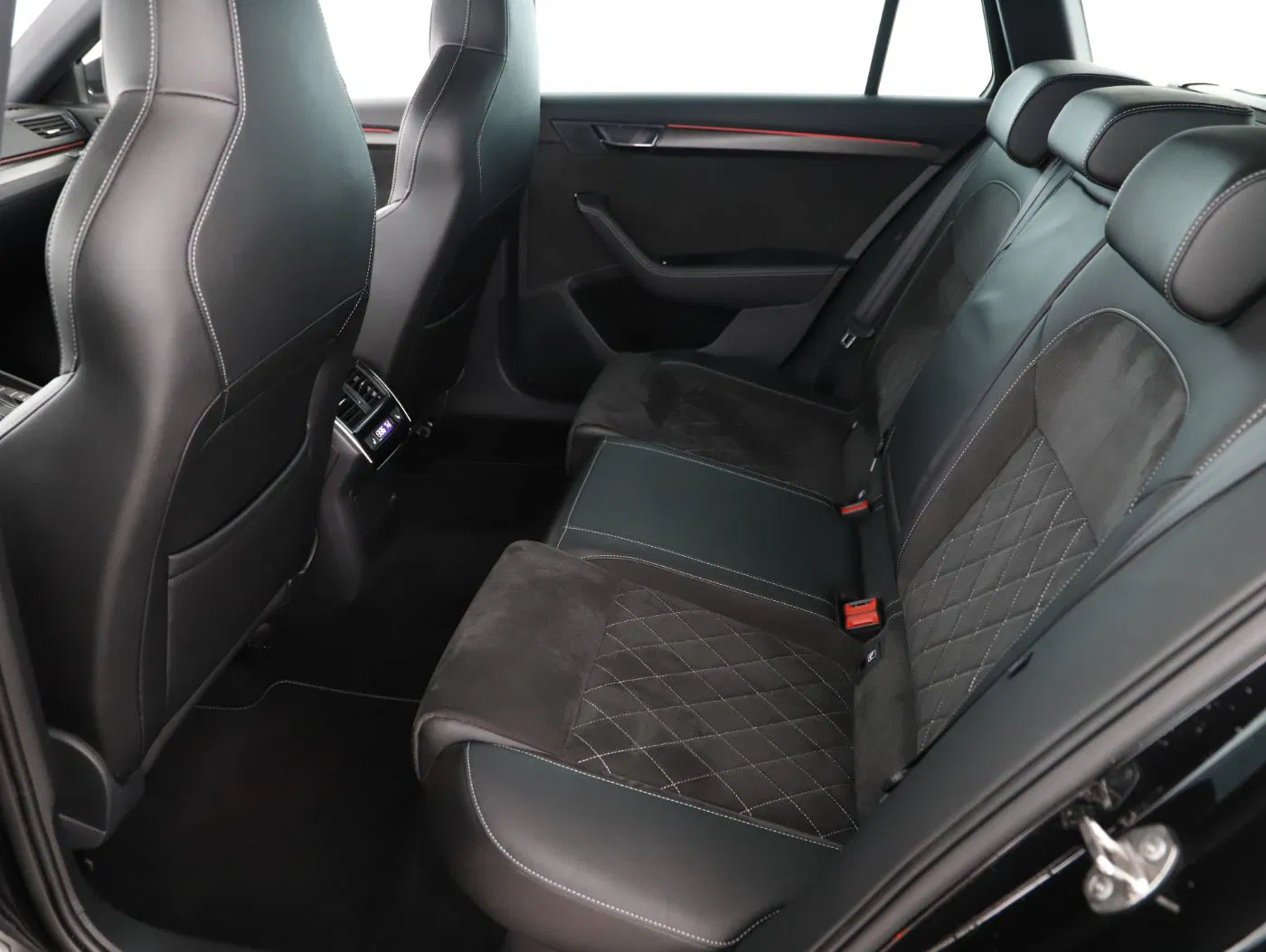 Skoda Superb Combi iV Sportline | Bild 10 von 29