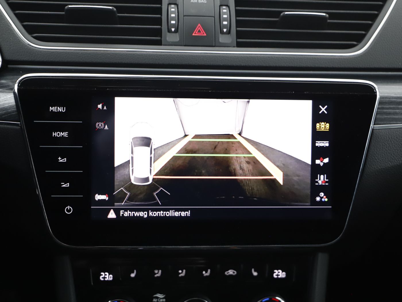 Skoda Superb Combi 2.0 TDI Style DSG | Bild 20 von 28