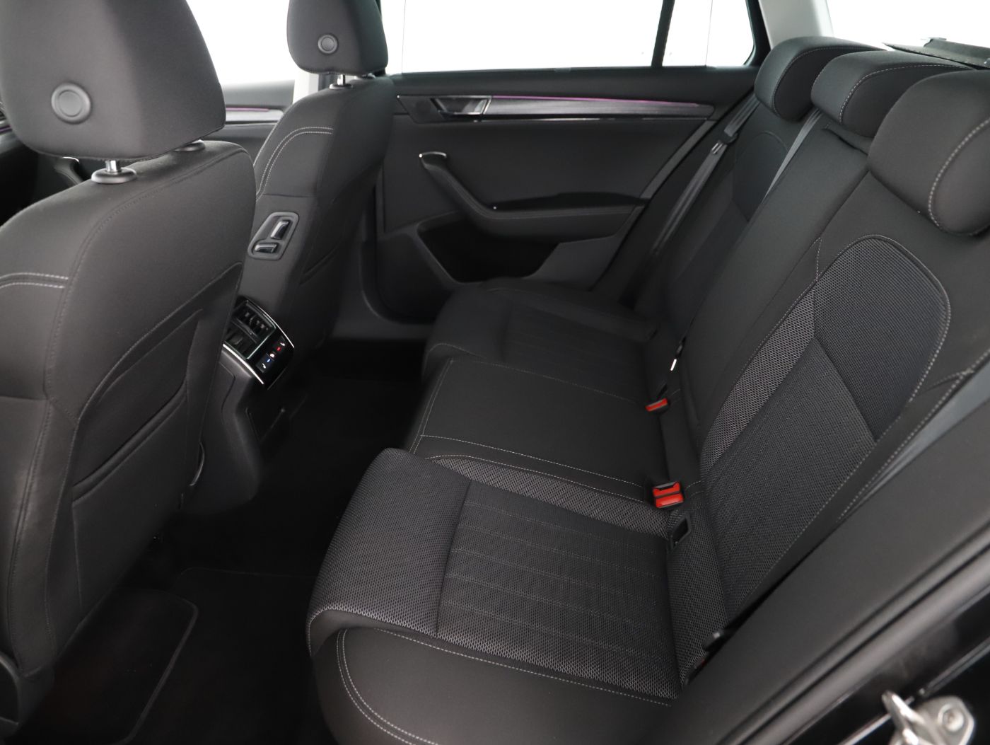 Skoda Superb Combi 2.0 TDI Style DSG | Bild 23 von 28