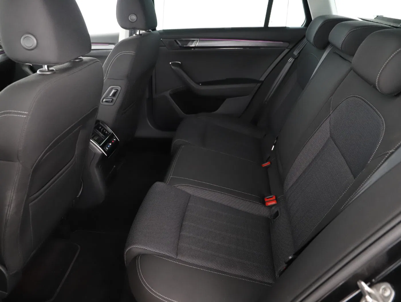 Skoda Superb Combi 2.0 TDI Style DSG | Bild 23 von 28