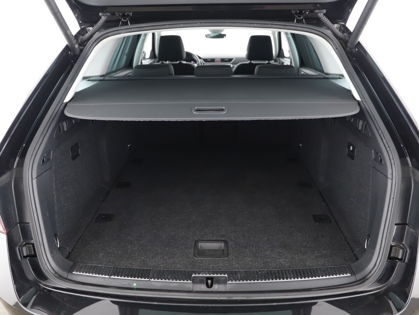 Skoda Superb Combi 2.0 TDI Style DSG | Bild 24 von 28