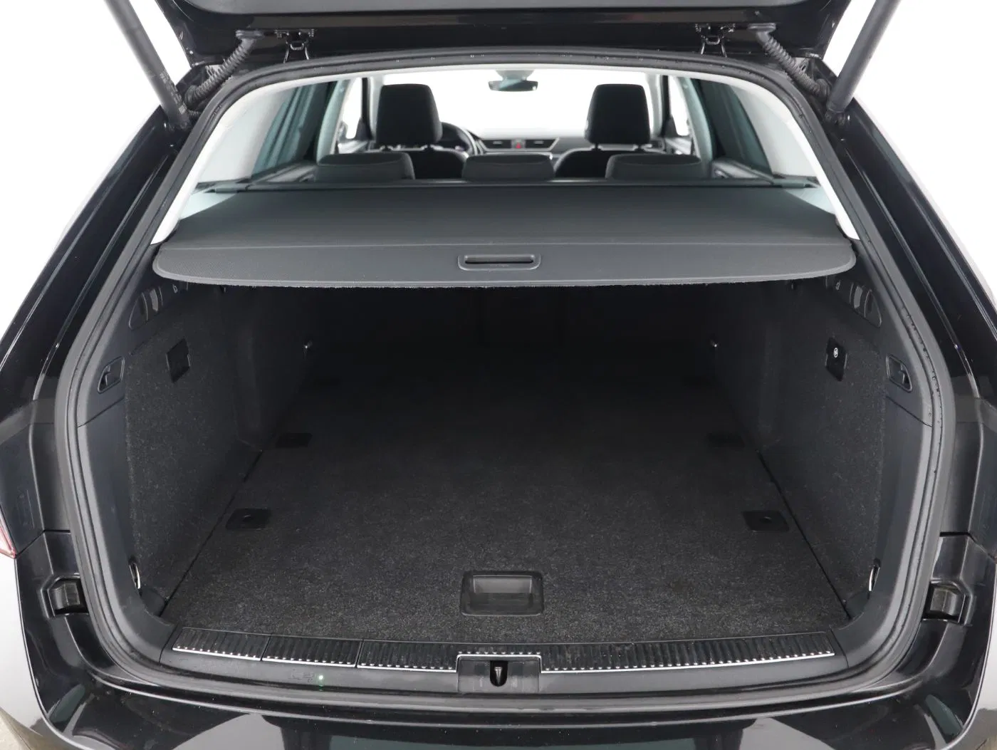 Skoda Superb Combi 2.0 TDI Style DSG | Bild 24 von 28