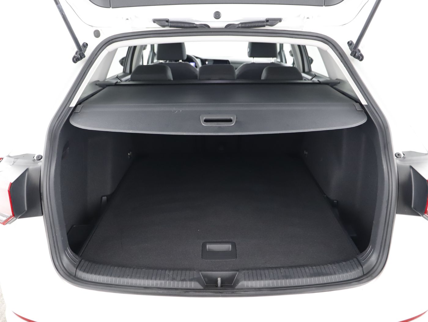 VW Golf VIII Var 2.0TDI Life DSG | Bild 23 von 23